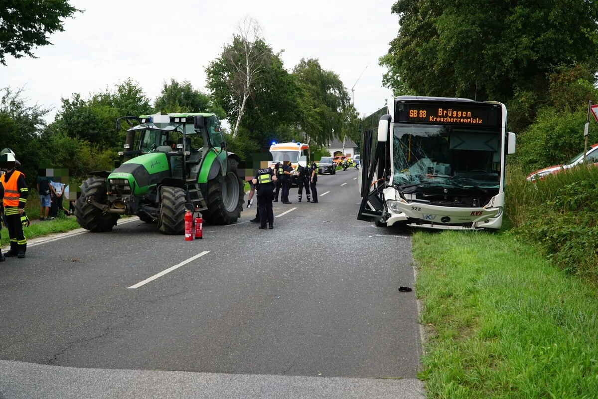 Acht Verletzte bei Unfall, darunter auch Kinder: Gaffer behindern Rettungskräfte massiv