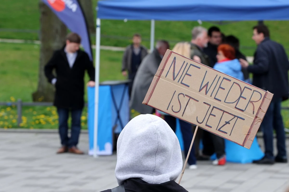 Demo gegen Infostand der AfD: Zwei Polizisten werden verletzt