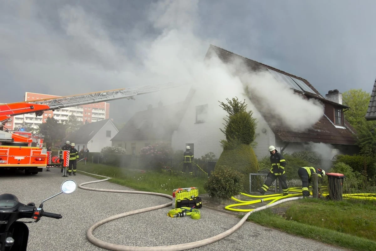 Dichte Rauchwolke quillt aus Einfamilienhaus: Einsatzkräfte kämpfen gegen Feuer
