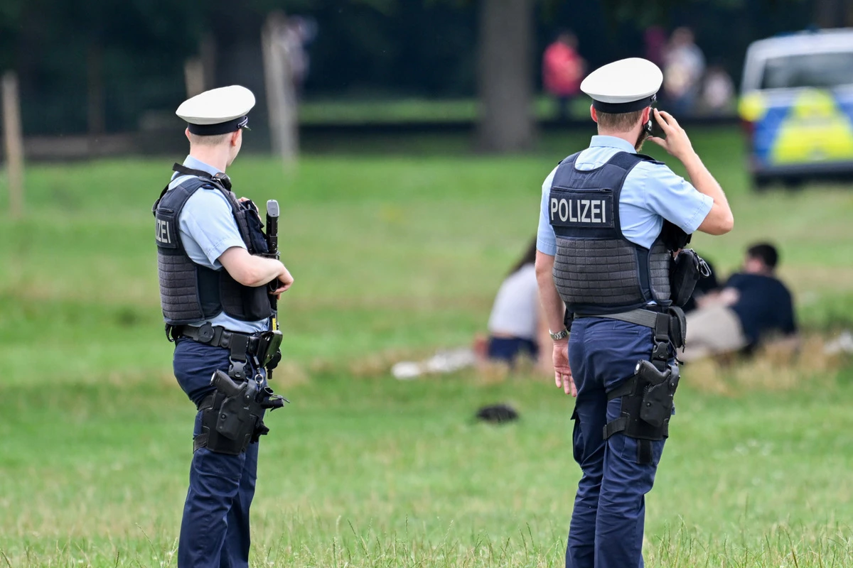 Mit Pistole am Gürtel! Betrüger geben sich auf unglaubliche Art und Weise als Polizei aus