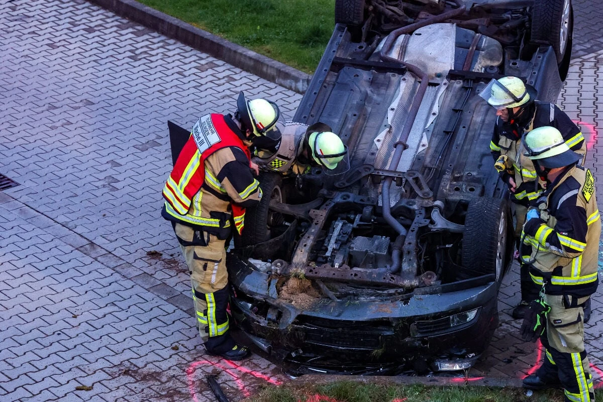 Opel durchbricht Zaun und landet im Hof einer Firma auf dem Dach: Frau schwer verletzt