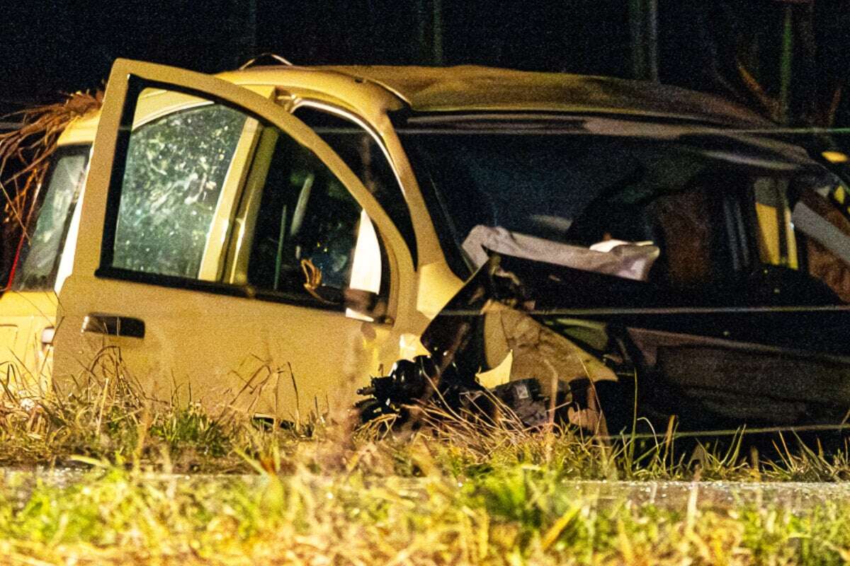 Auto überschlägt sich: Fahrer schwer verletzt, Landstraße voll gesperrt