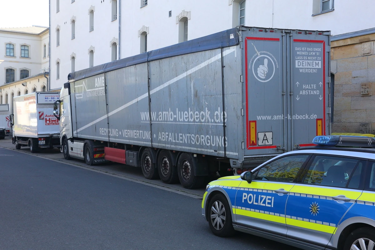 Per GPS-Tracker: Polizei findet geklauten Hackschnitzel-Laster in Dresden