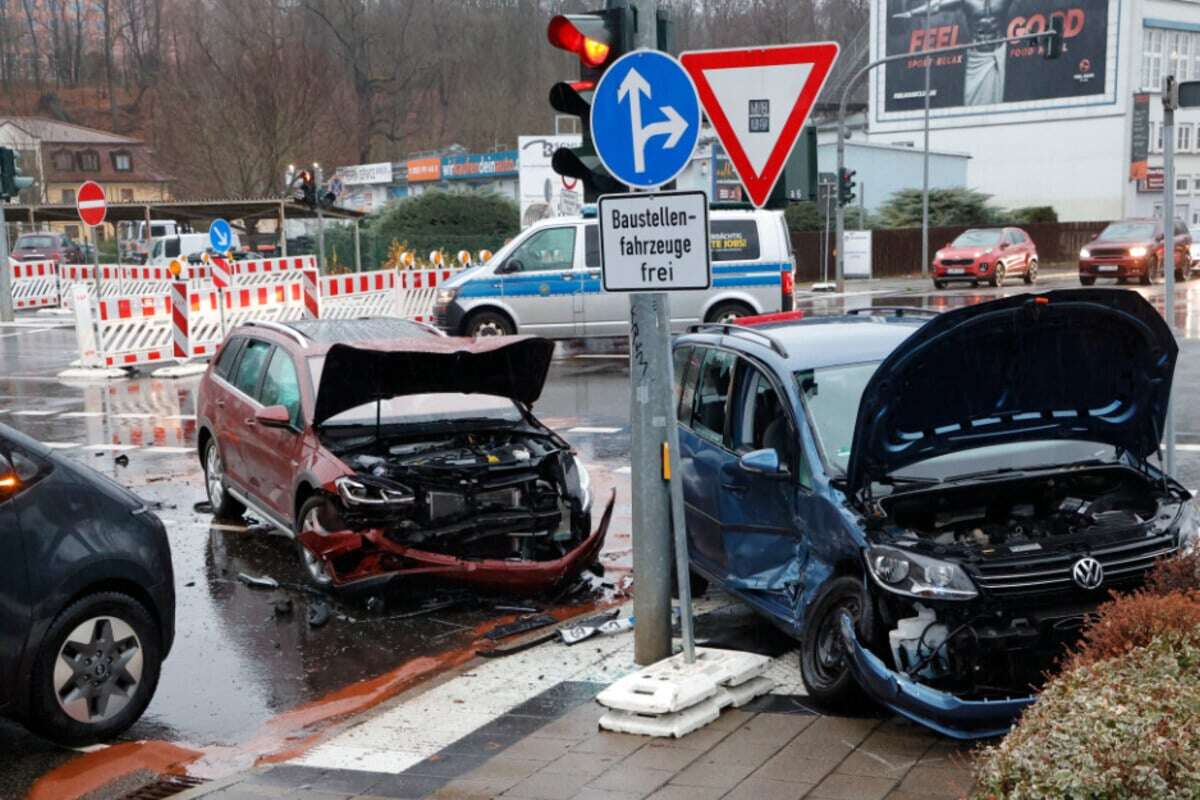 Kreuzungs-Crash in Chemnitz: Ampelanlage außer Betrieb, Staugefahr!