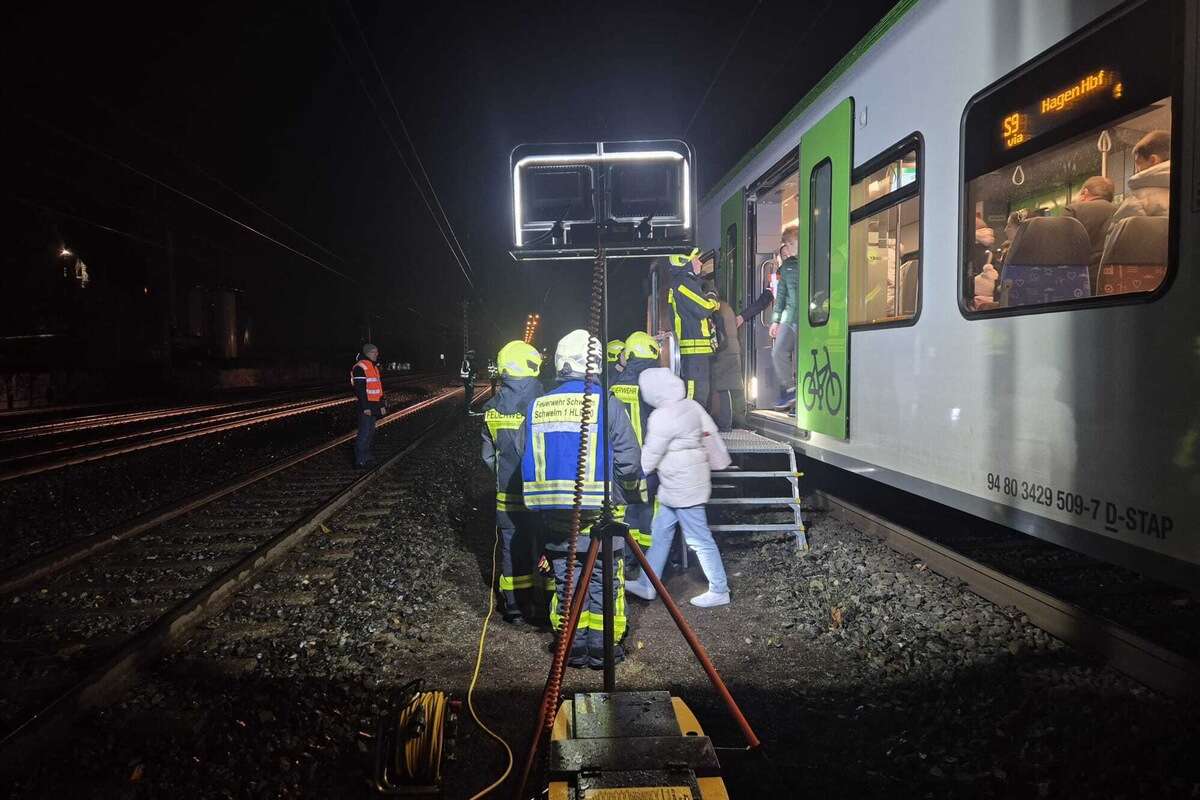 Baum kracht in Oberleitung: Feuerwehr muss mehr als 100 Menschen evakuieren