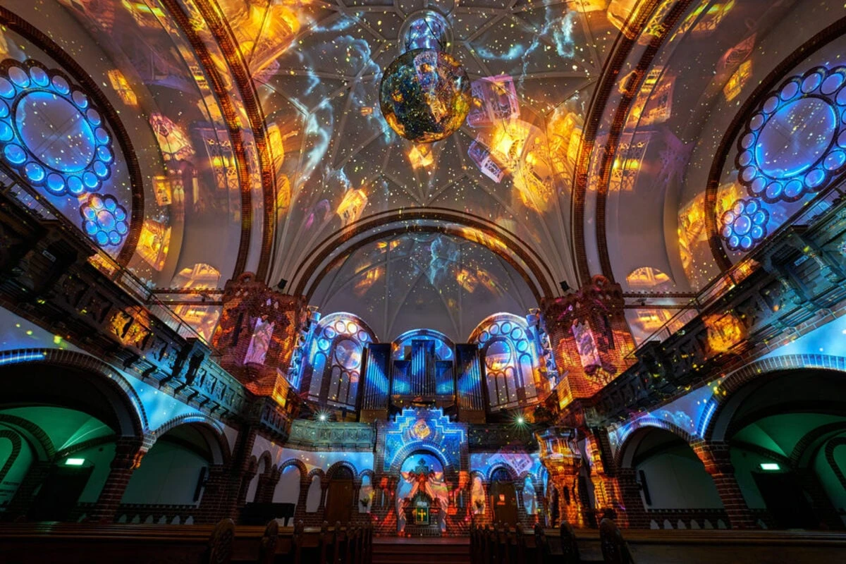 Bass statt Orgel: Techno-Show verwandelt Berliner Kirche in Lichtermeer