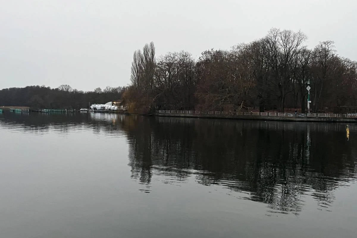 Partyboot brennt auf Müggelsee: Fünf Verletzte