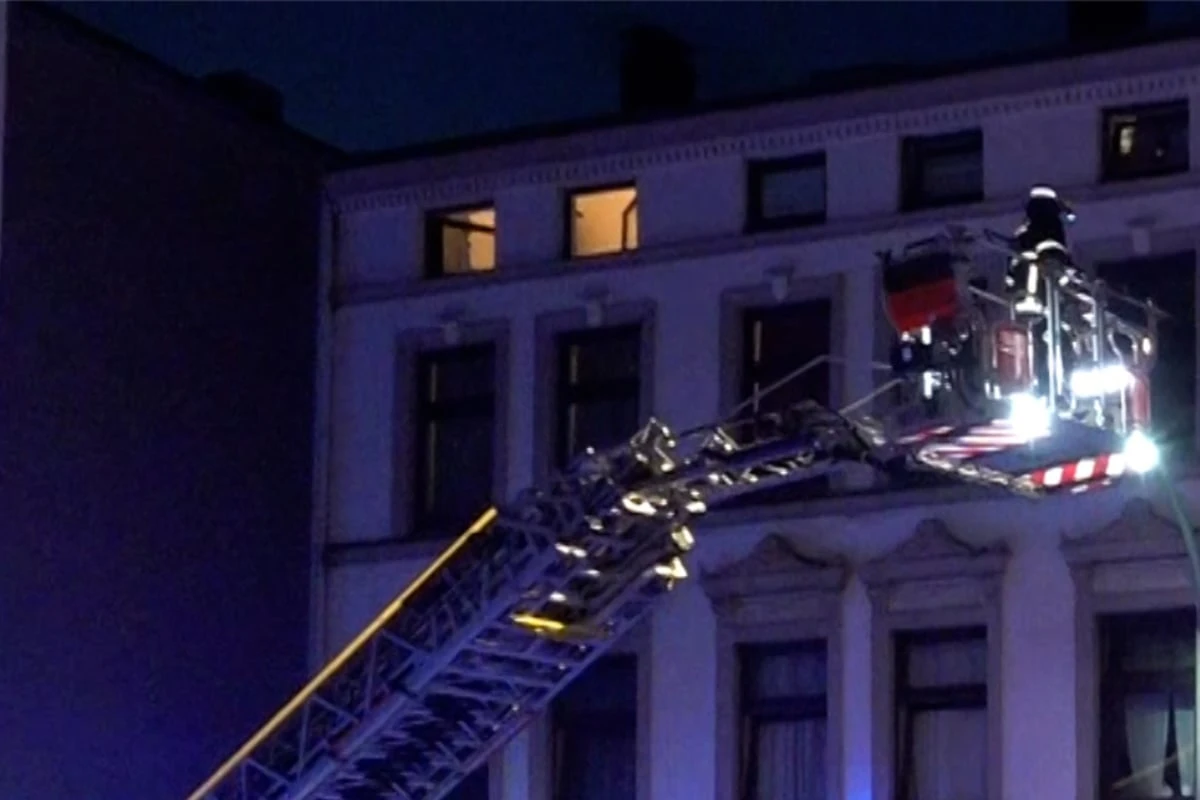 Feuer in Mehrfamilienhaus: Bewohner vom Rauch eingeschlossen