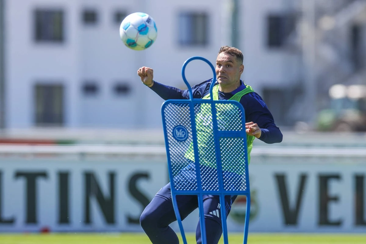 2. Liga live: Wahnsinn! Ex-Bundesliga-Profi tatsächlich im Kader auf Schalke