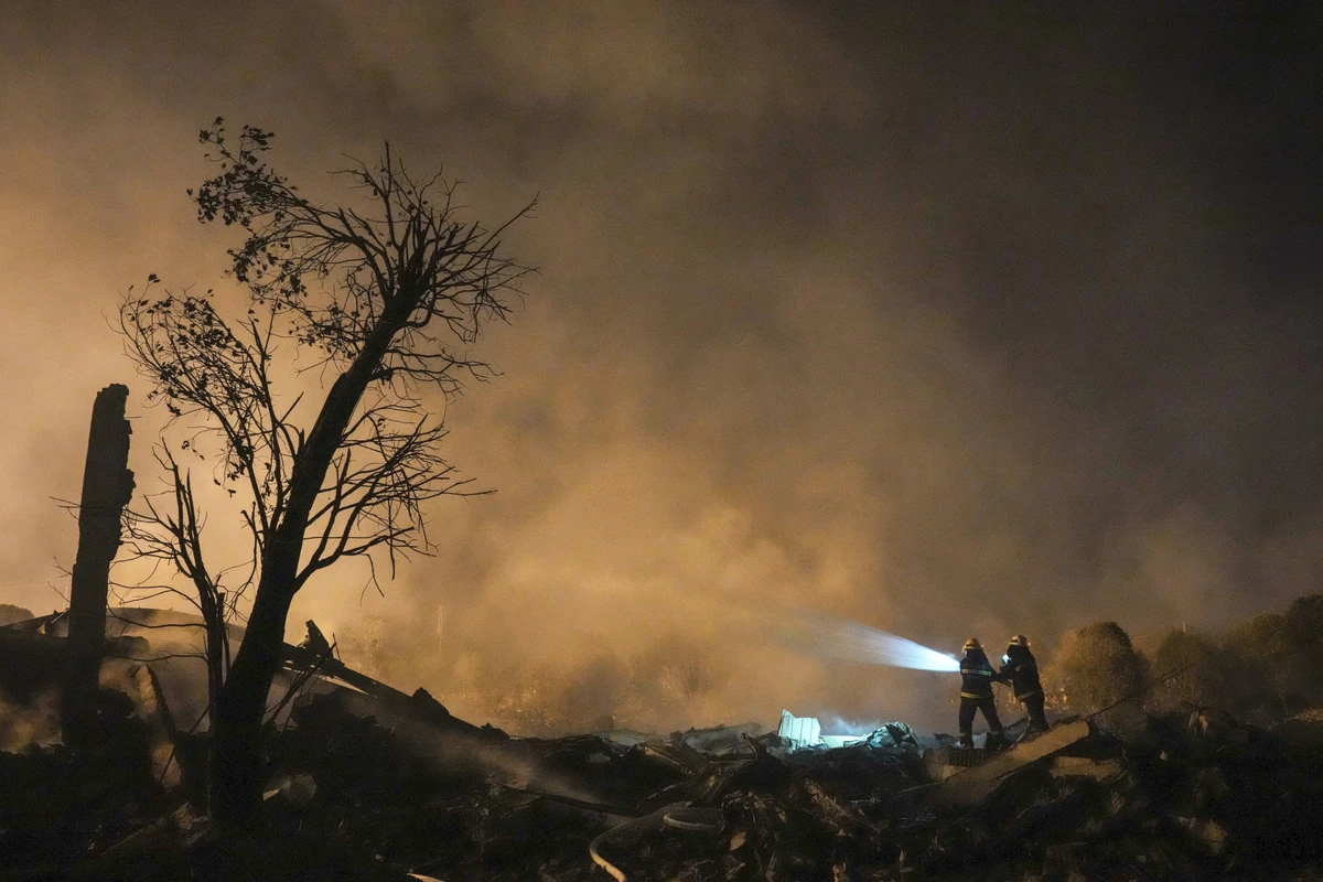 Mega-Explosion in Feuerwerksfabrik hinterlässt verkohltes Land: 21 Tote, 61 Verletzte