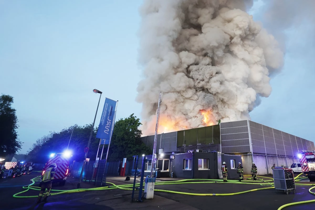 XXL-Brand hüllt Essen in Rauch! Feuerwehr kämpft gegen Flammen-Inferno, Ende 