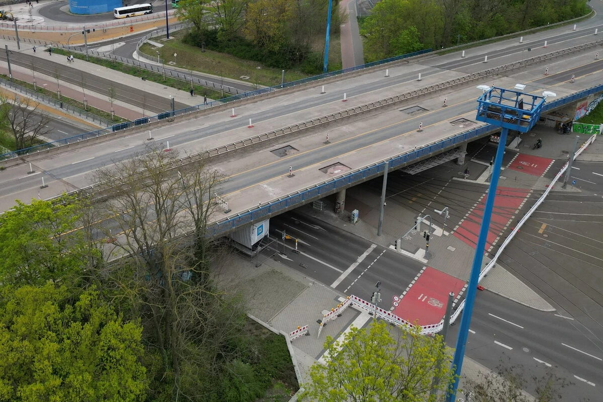 Gesperrte Brücke über Damaschkeplatz wird endlich abgerissen