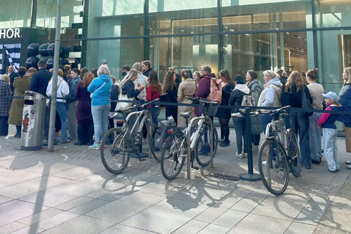 Wofür stehen die Menschen hier auf der Prager Straße Schlange?