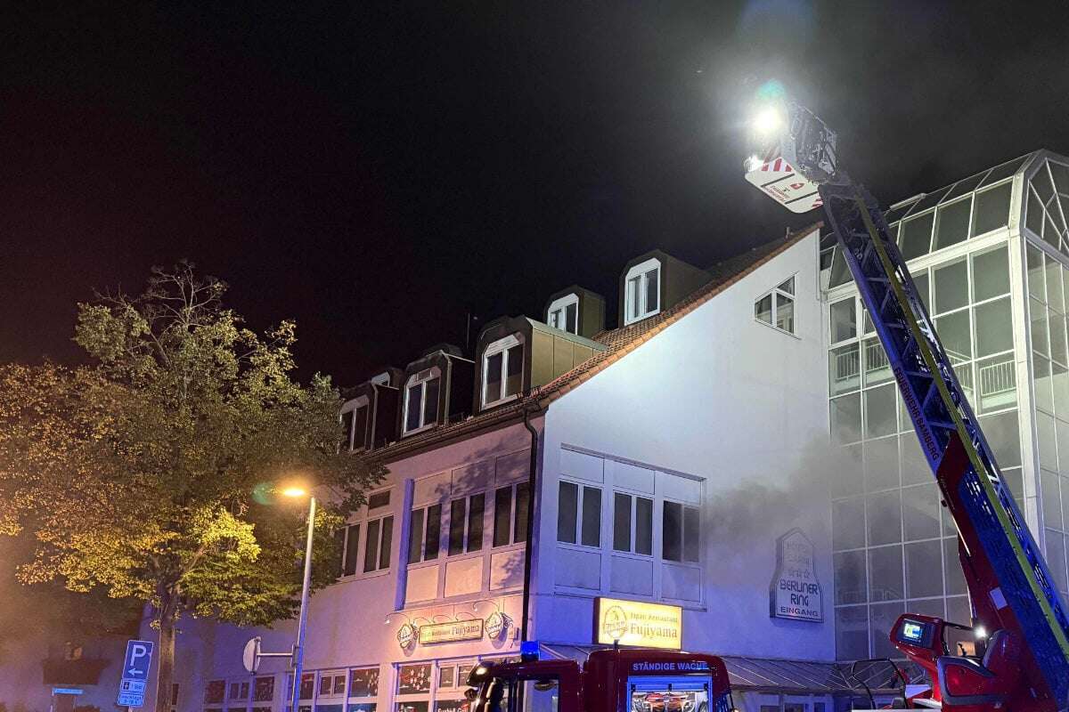 Flammen im Hotel! Feuerwehr kämpft gegen massive Rauchentwicklung