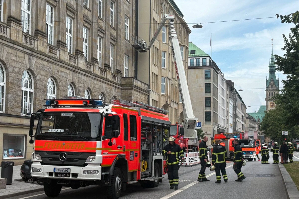 Arbeiter sitzen in mehreren Metern Höhe fest: Feuerwehr muss sie retten