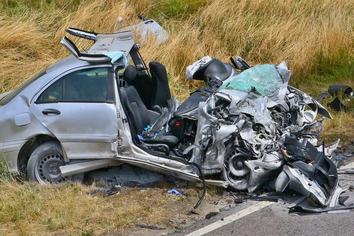 Mercedes rast frontal in Gegenverkehr: Fahrer stirbt nach Unfall mit Lastwagen
