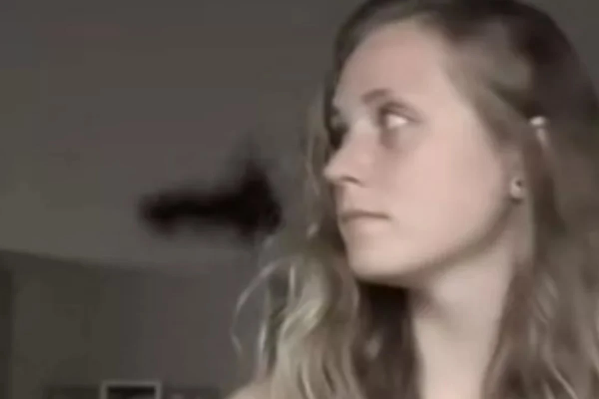 Frau nimmt Video auf und ahnt nicht, was im Hintergrund geschieht