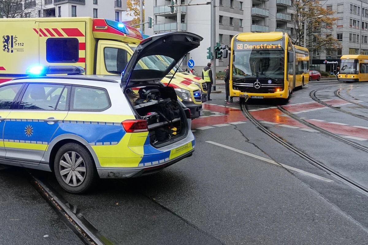 Bus kollidiert mit Auto: Verkehrsstau und sieben Verletzte auf wichtiger Innenstadt-Kreuzung