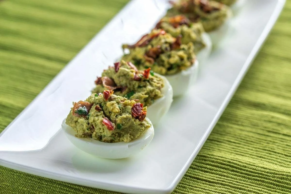 Grüne gefüllte Eier: Schnelles Rezept mit Wow-Effekt