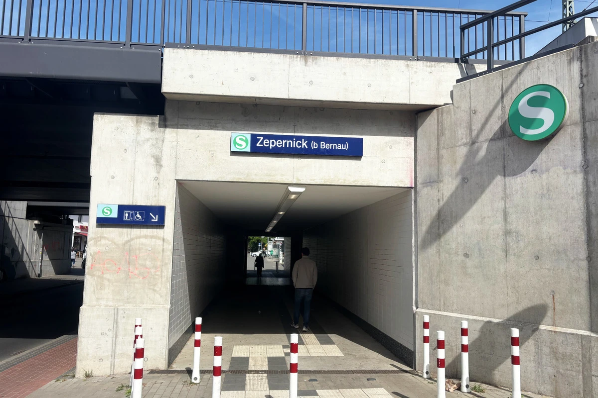 Brutale Bande raubt 18-Jährigen am Bahnhof aus – Zeuge greift ein