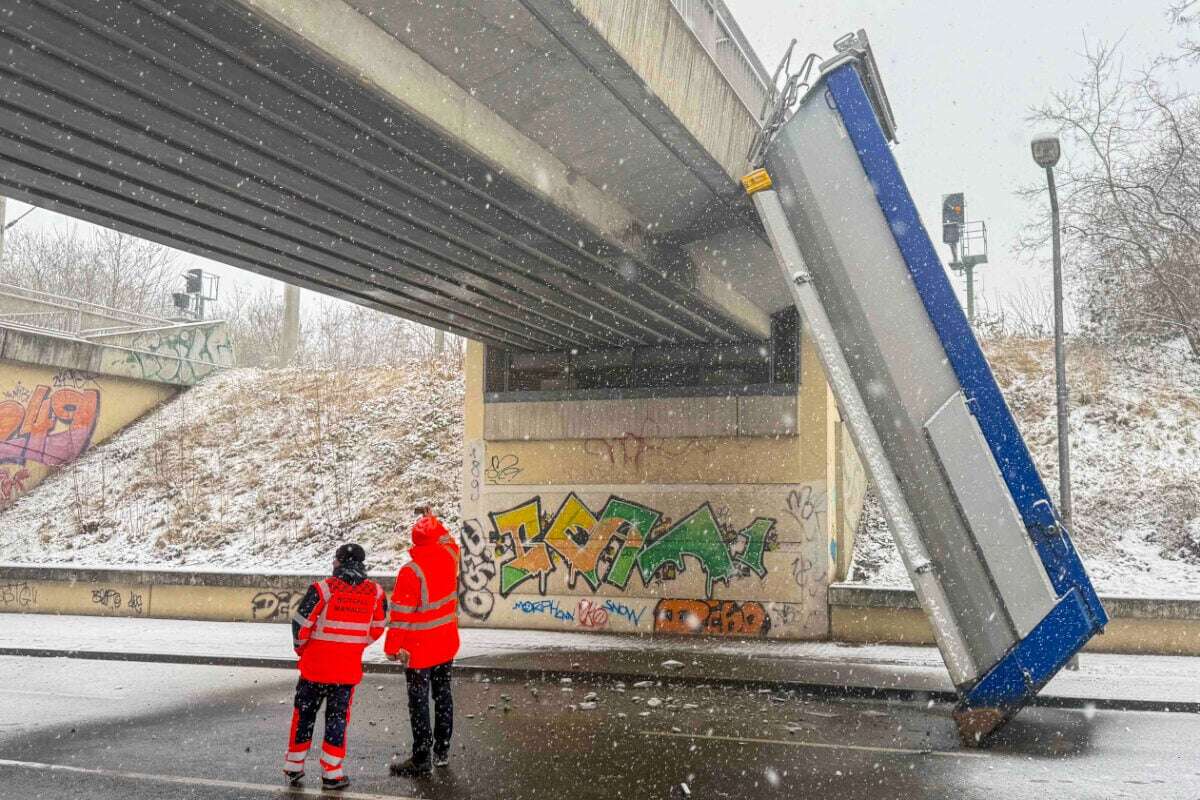 Laster bleibt spektakulär hängen: So geht es mit der Brücke jetzt weiter