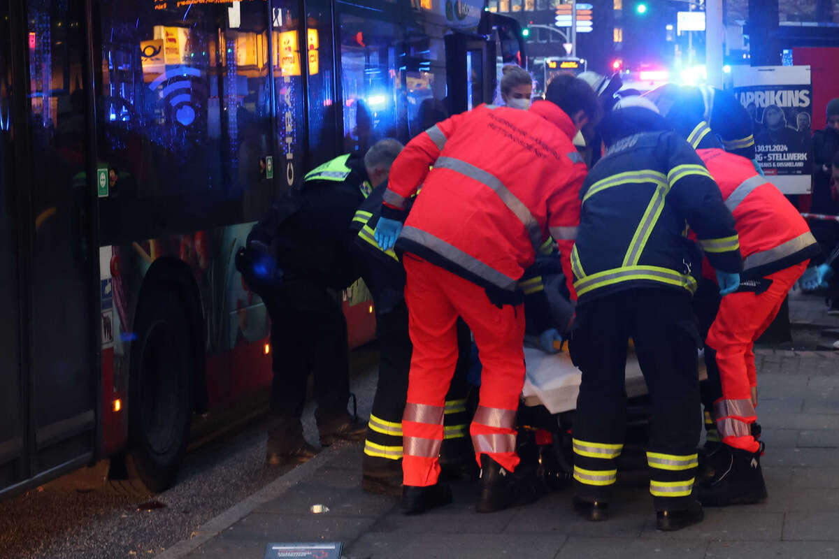 Mann stürzt und knallt mit dem Kopf gegen einfahrenden Bus: Krankenhaus!