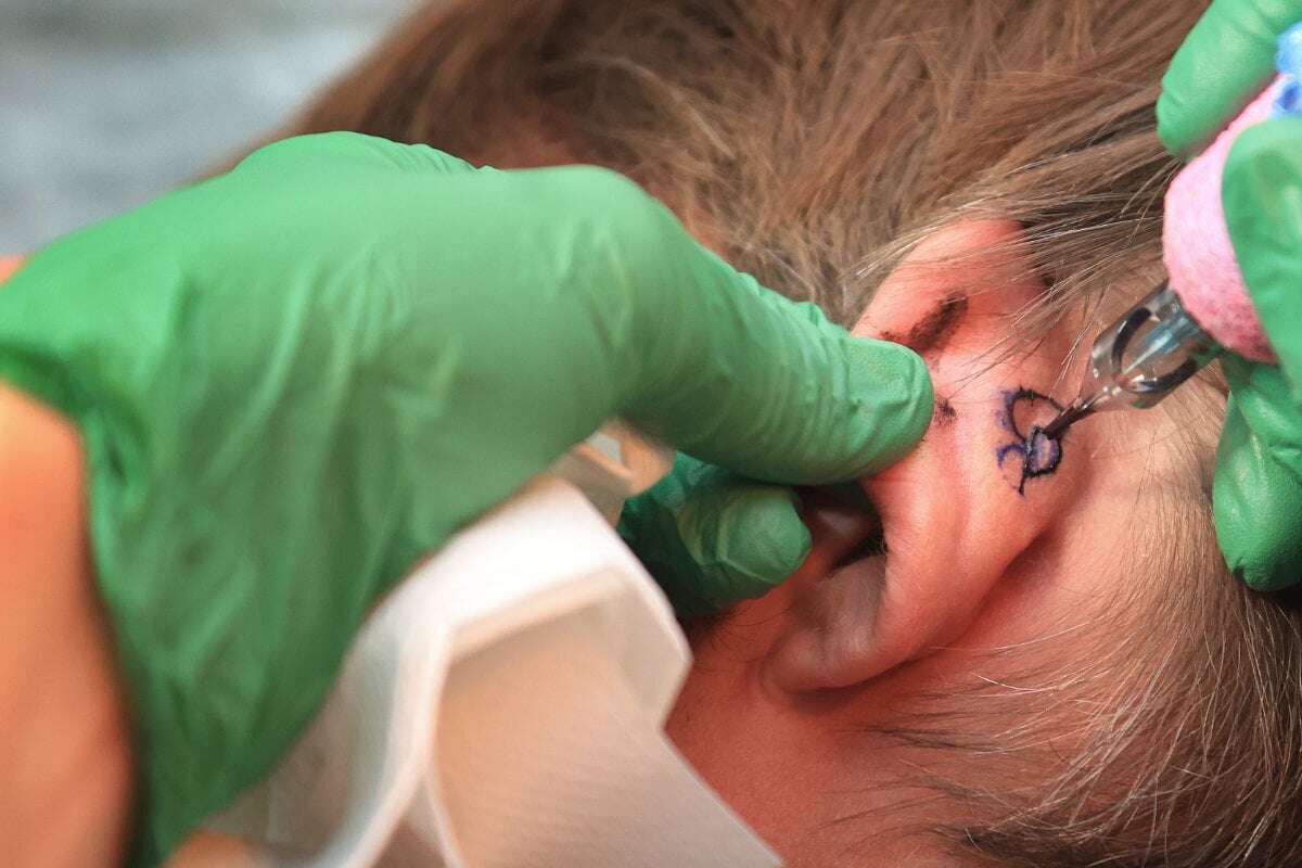 Politiker von CSU, FW und Grüne lassen sich gleiches Tattoo stechen: Das steckt dahinter