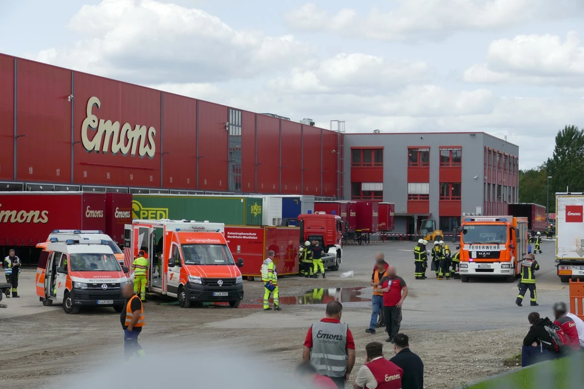 Chemikalien treten aus Fass aus: Mehrere Verletzte nach Unfall bei Speditions-Unternehmen