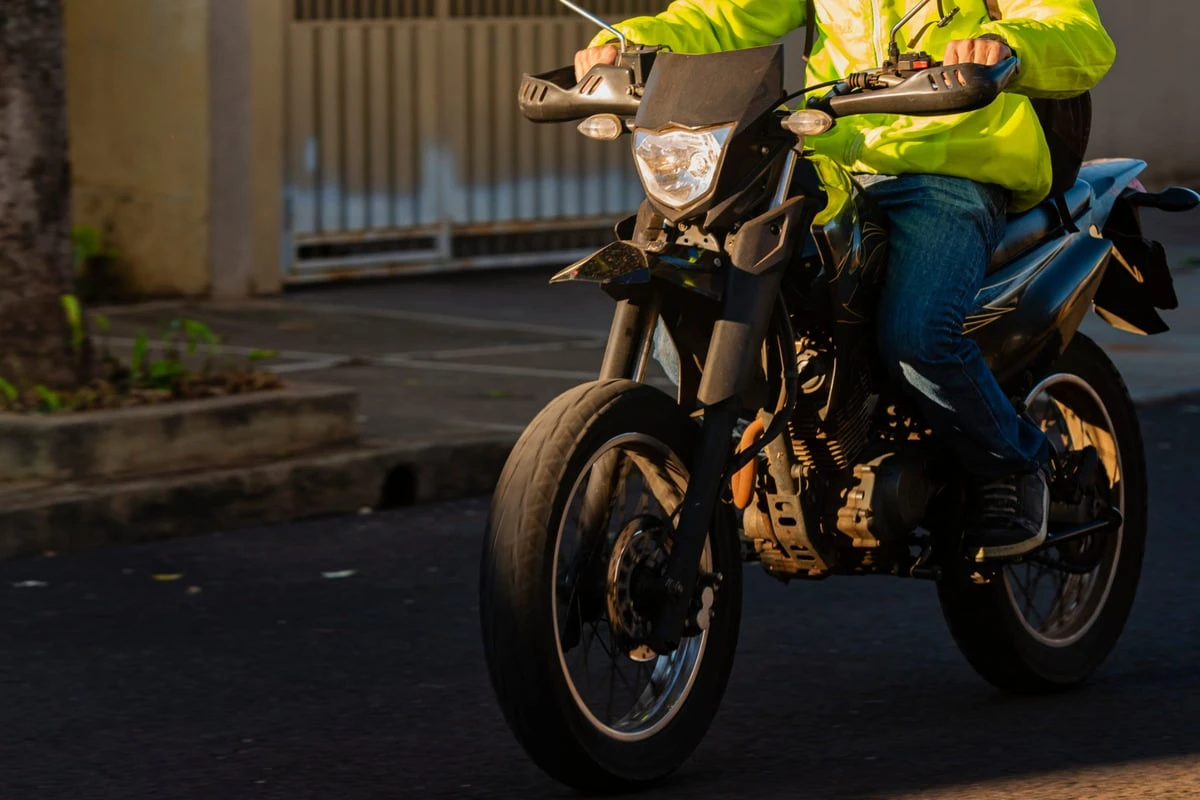Eingetretene Tür bringt Polizei auf Plan: Beamte finden gestohlenes Motorrad