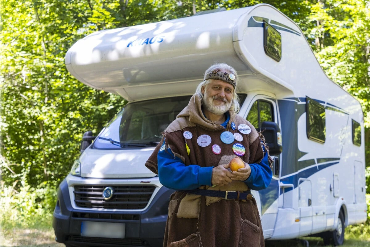 Ausstieg vom Ausstieg: Waldmensch Öff Öff lebt jetzt mit Wohnmobil, Eigenheim und Pool