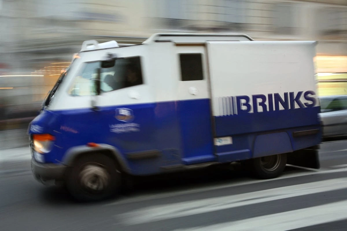 Plötzlich Geld auf der Straße: Transporter verliert 300.000 Dollar