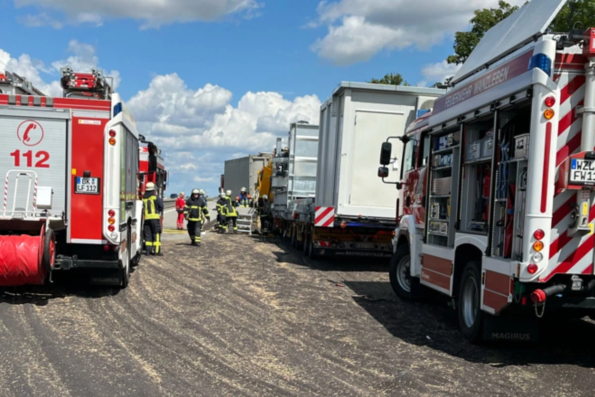 A14 gesperrt: Schwerlaster kracht in Stau-Ende, zwei Menschen verletzt