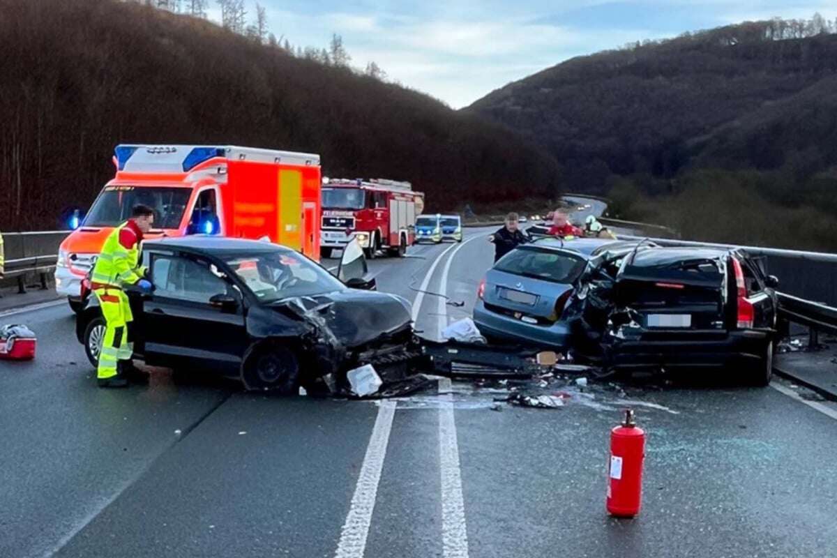 Tödlicher Unfall auf spiegelglatter Straße: Frau stirbt, mehrere Menschen verletzt