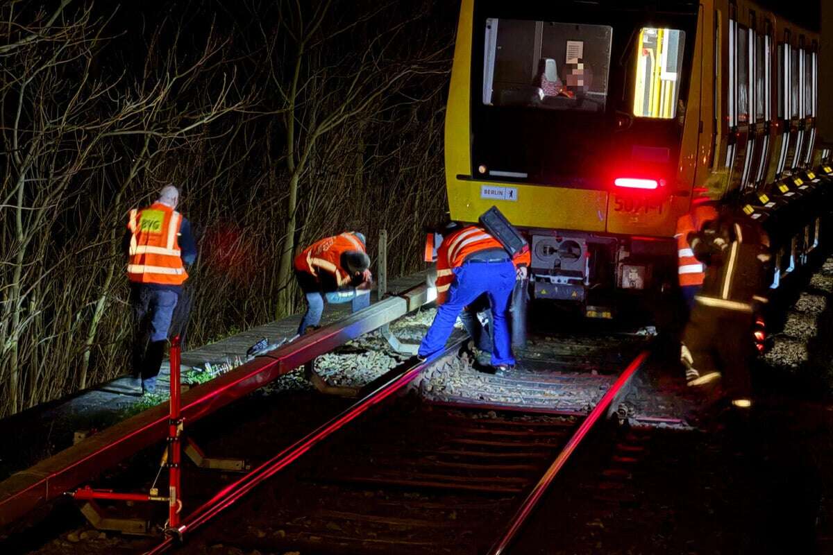 E-Bike auf Gleise geschmissen: U-Bahn kaputt, Fahrgäste müssen zu Fuß weiter