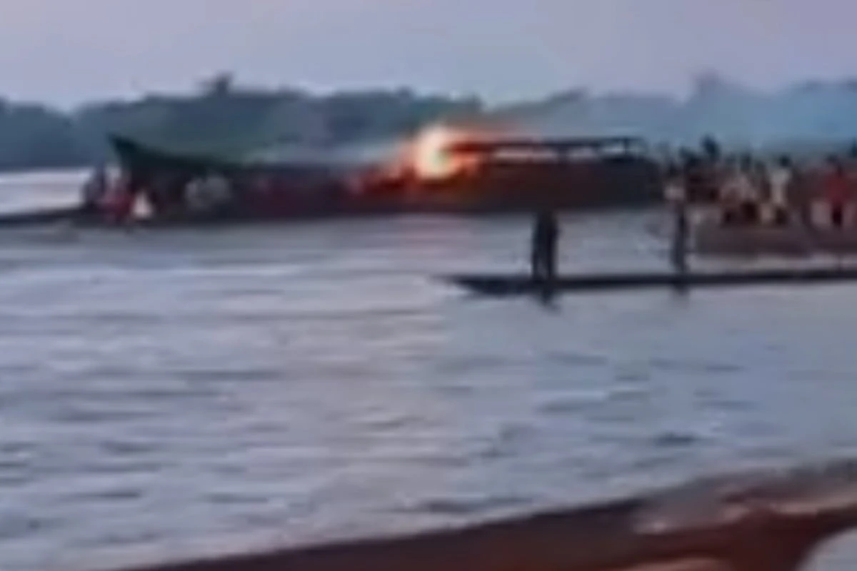 Frau kocht Mahlzeit auf Holzboot: über 100 Tote!