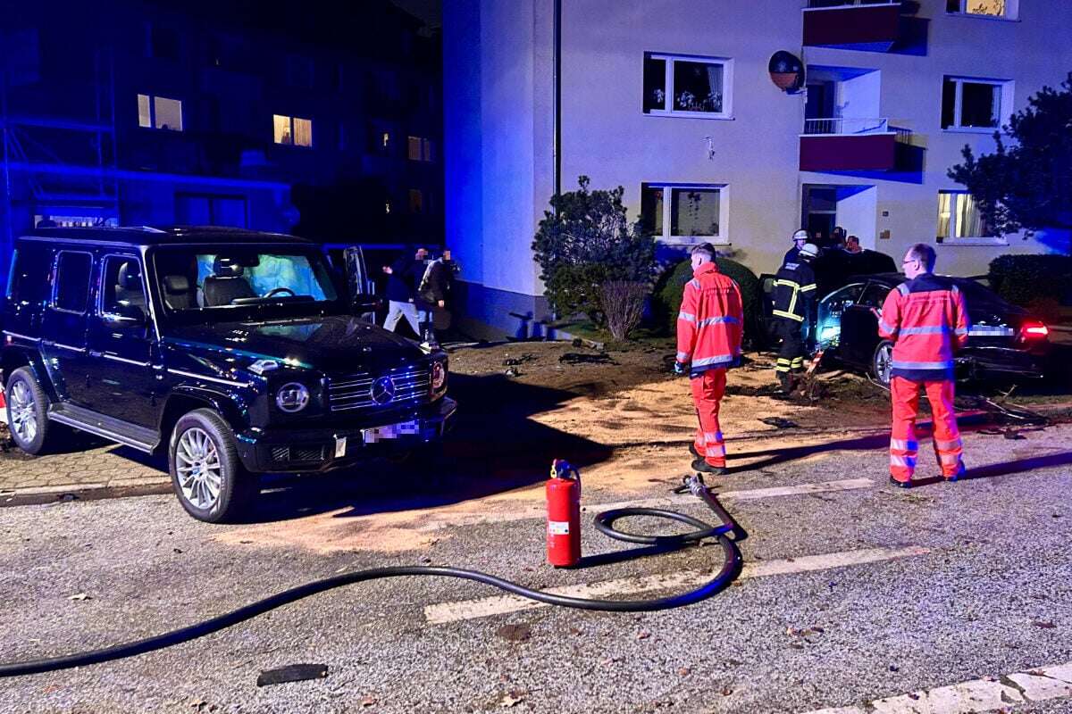 Mercedesfahrer verliert Kontrolle: Selbst in Hauswand stecken Trümmerteile