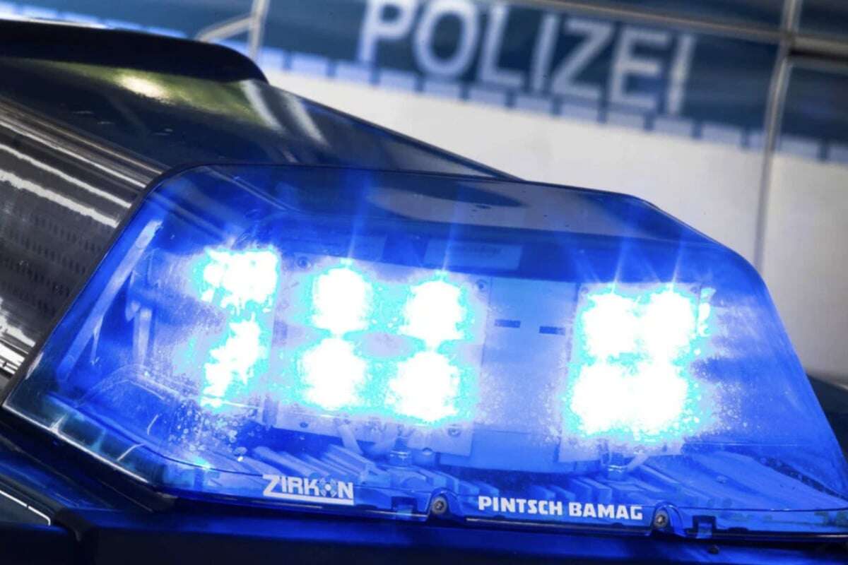 Was war da los? Porsche-Fahrer taucht nach Unfall ohne Hose und Schuhe auf