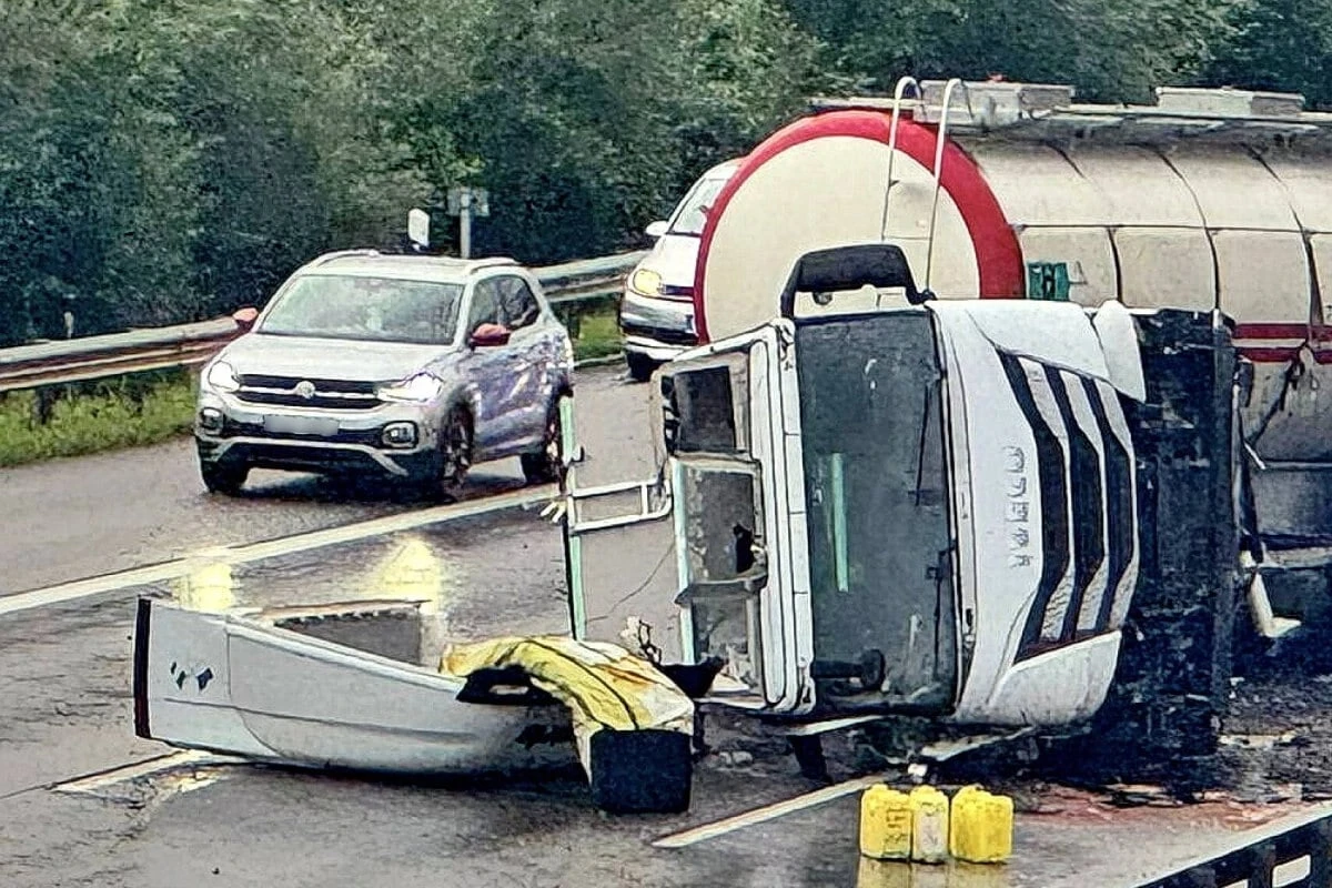 Starker Regen bringt Sattelzug ins Schleudern: Tonnenschwerer Milchlaster verunglückt