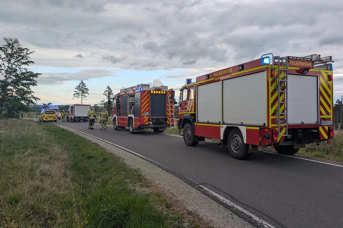 Junger Biker kommt von Straße ab und prallt gegen Baumstumpf