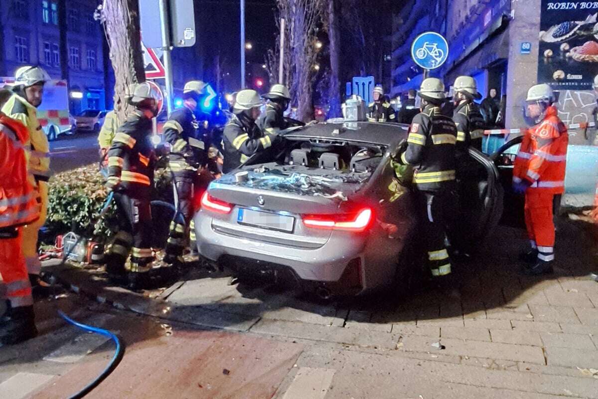 BMW und Benz krachen in München ineinander: Zwei junge Menschen schwer verletzt