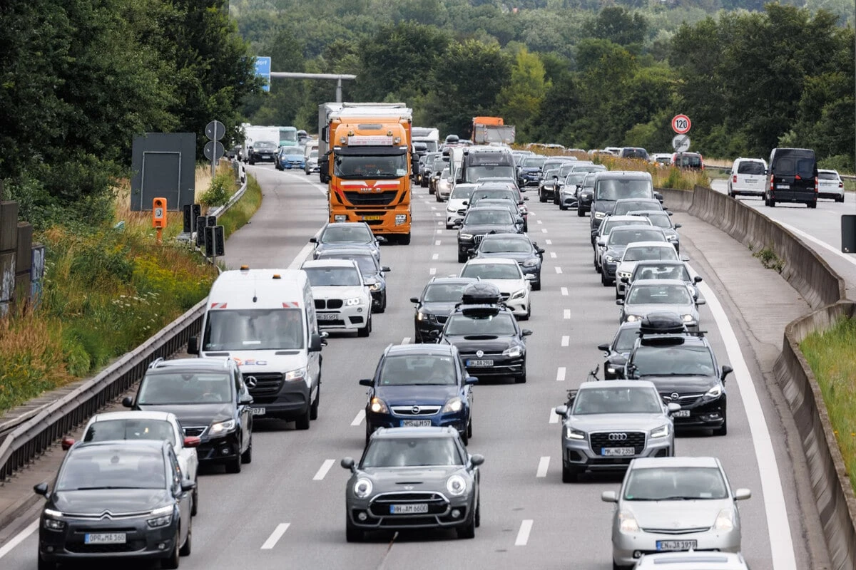 Stau-Chaos zum Osterstart! Autofahrer rund um Berlin stehen stundenlang im Verkehr