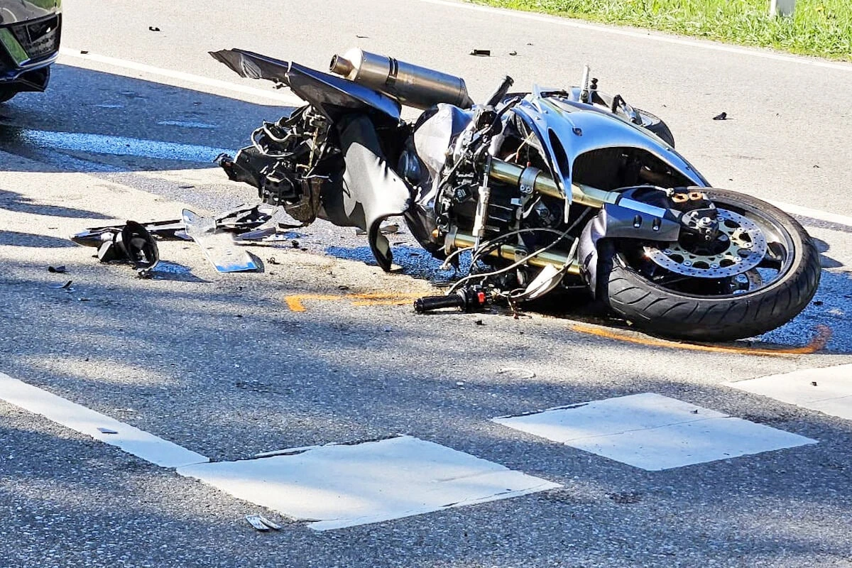 Senior übersieht beim Abbiegen Motorradfahrer: Für Biker kommt jede Hilfe zu spät