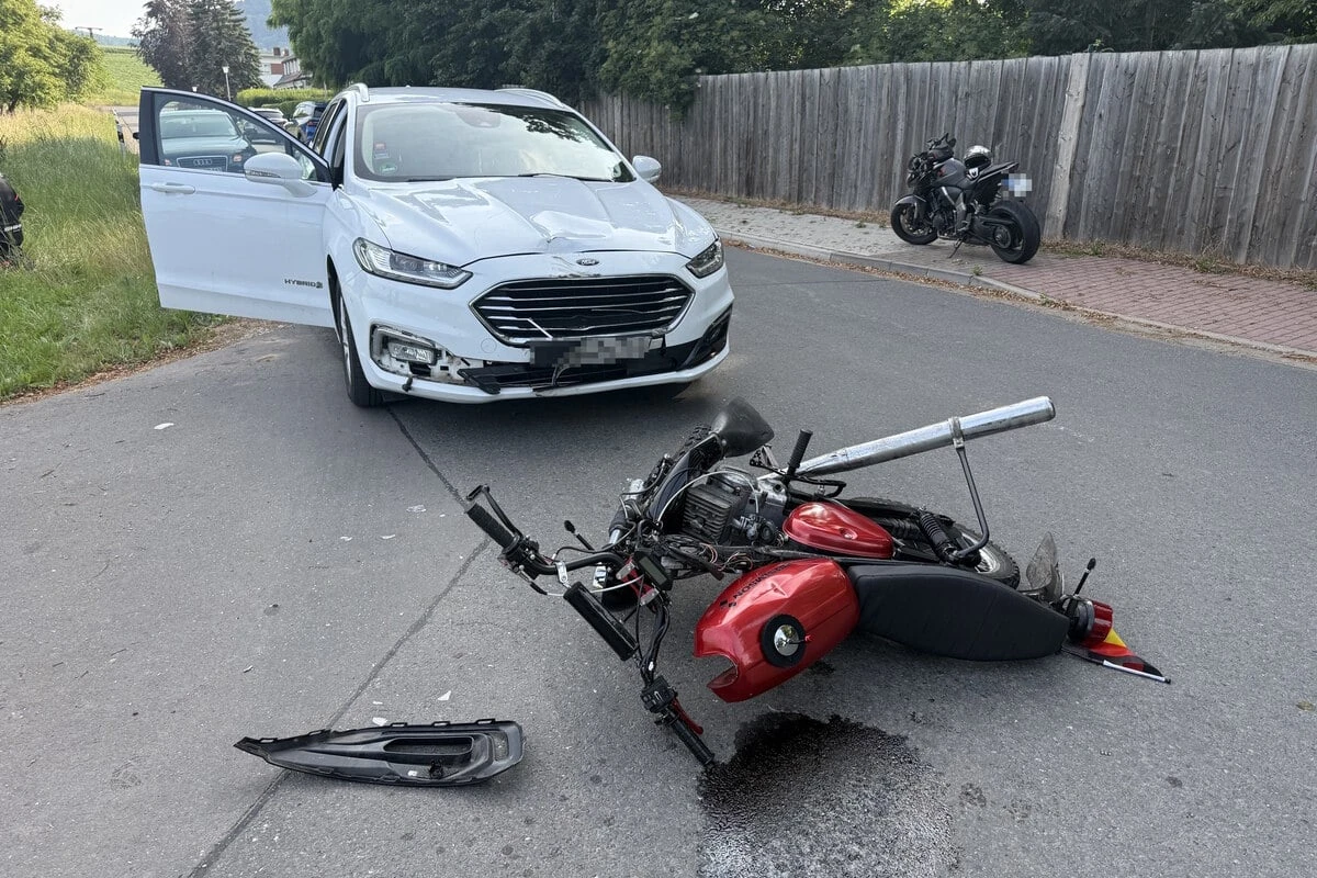 Frontalcrash mit Ford: 17-Jähriger wird in Straßengraben geschleudert