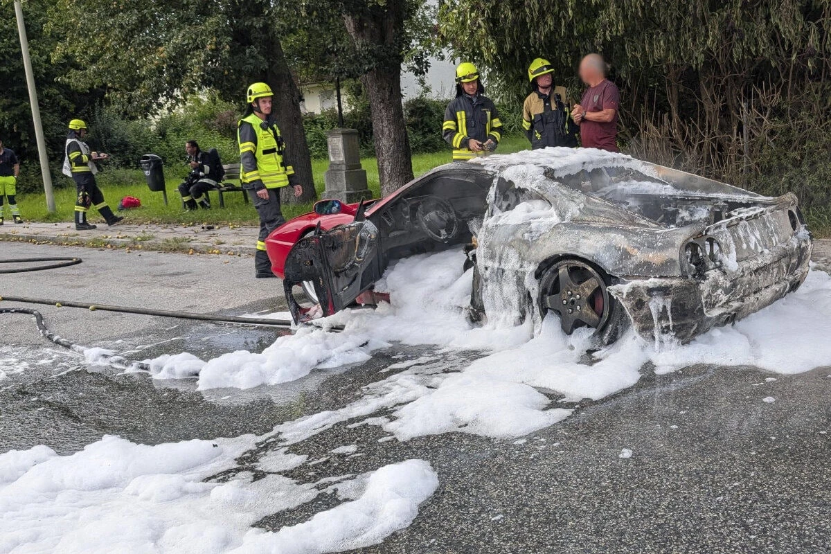 Seltener F355 abgefackelt: Oldtimer-Ferrari fängt während der Fahrt Feuer