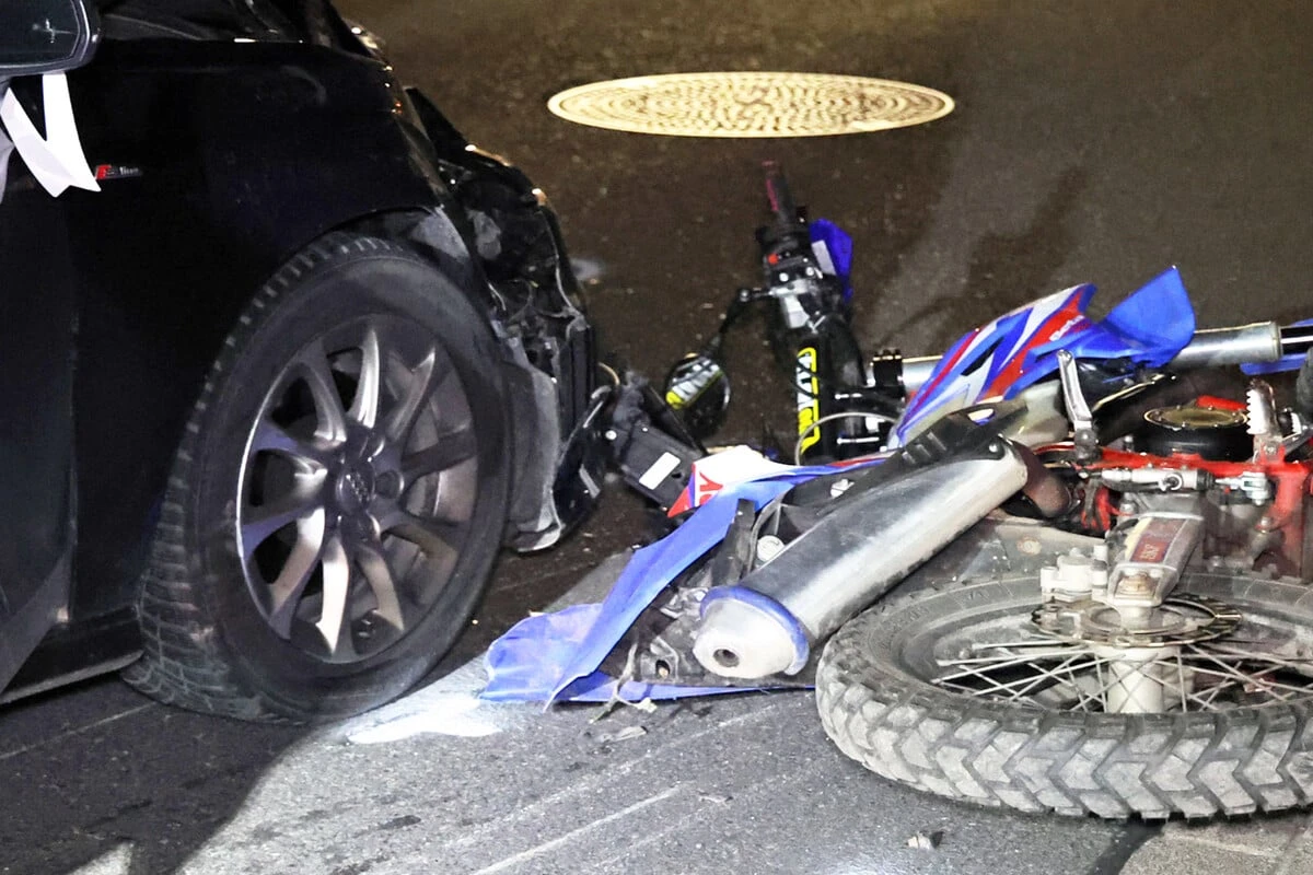 16-Jähriger übersieht Audi und wird zu Boden geschleudert