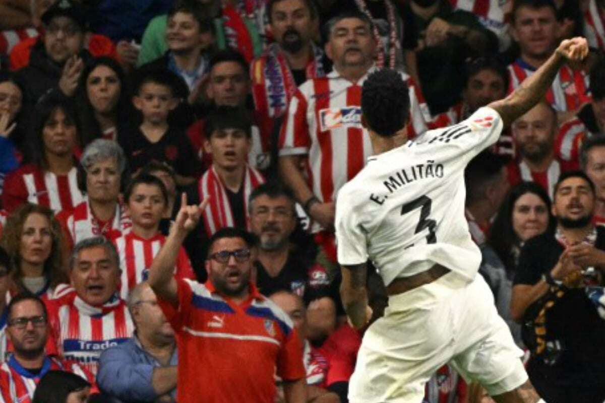 Hass im Derbi Madrileno: Real-Spieler jubelt vor Atletico-Fans, die wollen ihm an den Kragen!