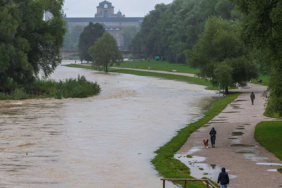 Fatale Neugier auf Hochwasser: Rollstuhlfahrer stürzt in Isar-Fluten