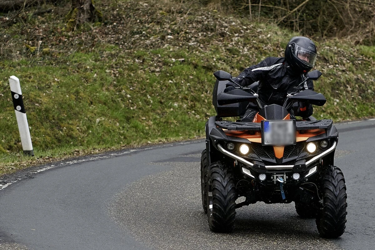Schwerer Quad-Unfall in Düsseldorf: Zwei Menschen lebensgefährlich verletzt