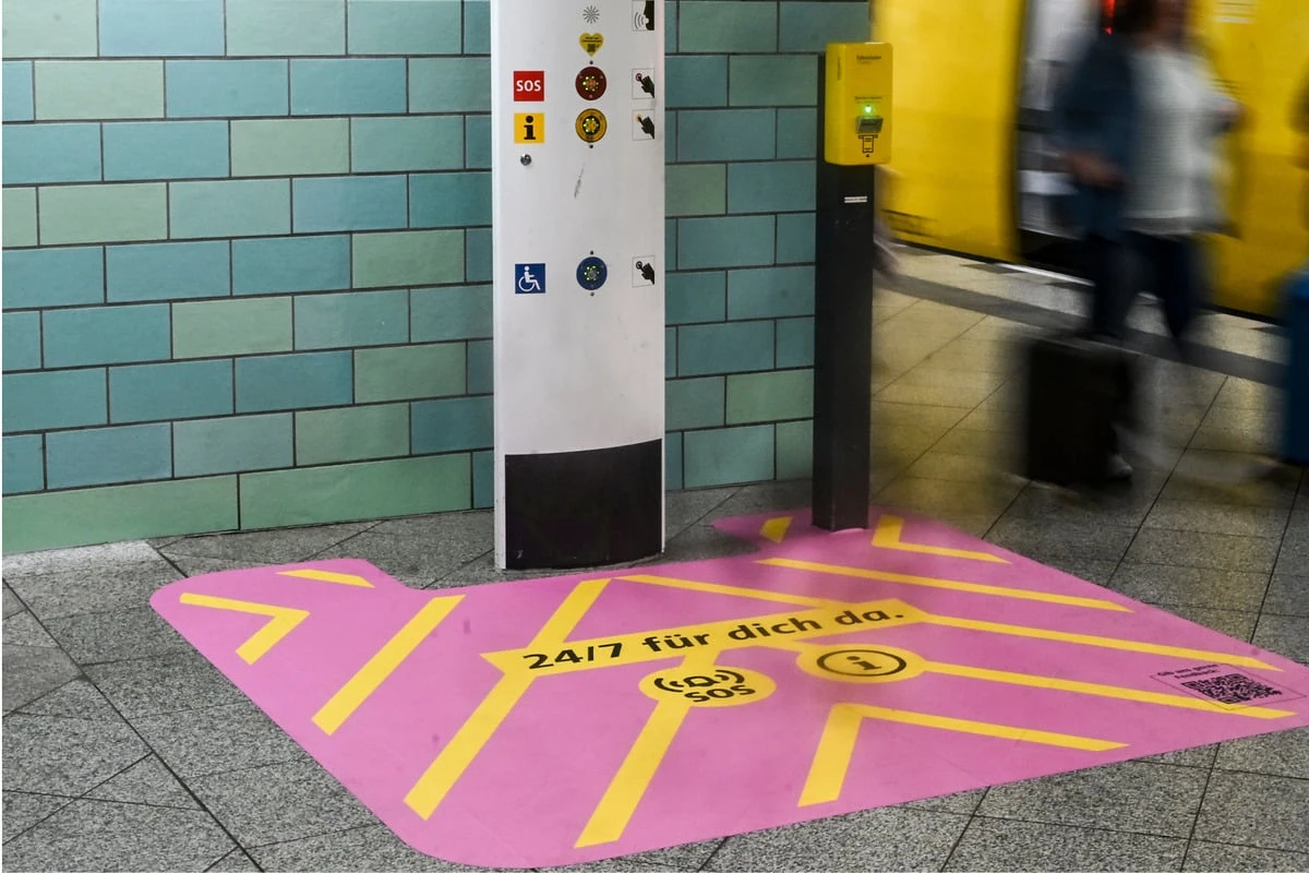 Pink statt Panik: BVG testet neue Sicherheitszonen an Berliner U-Bahnhöfen