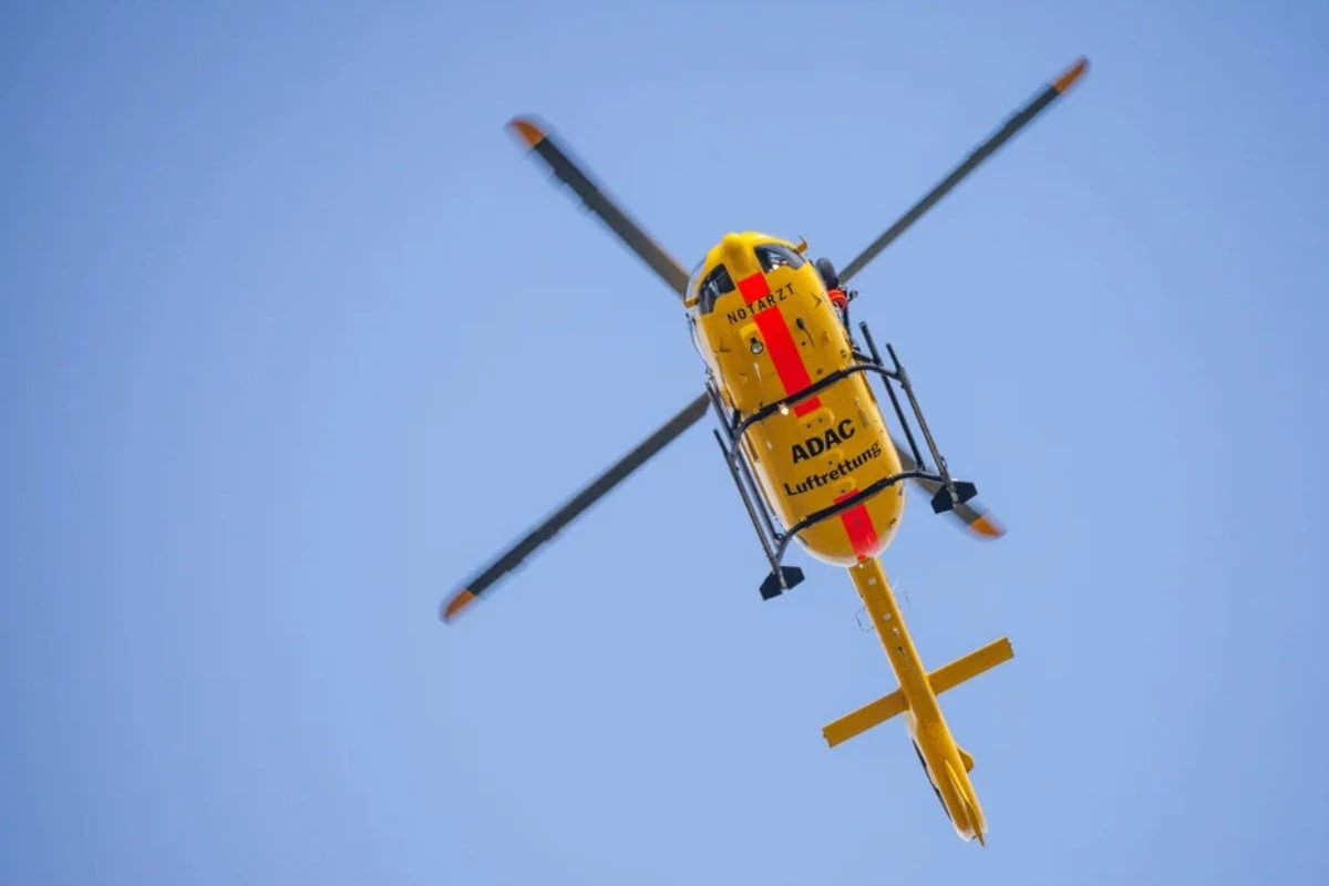 Aus fahrendem Auto gesprungen? Jugendlicher schwer verletzt